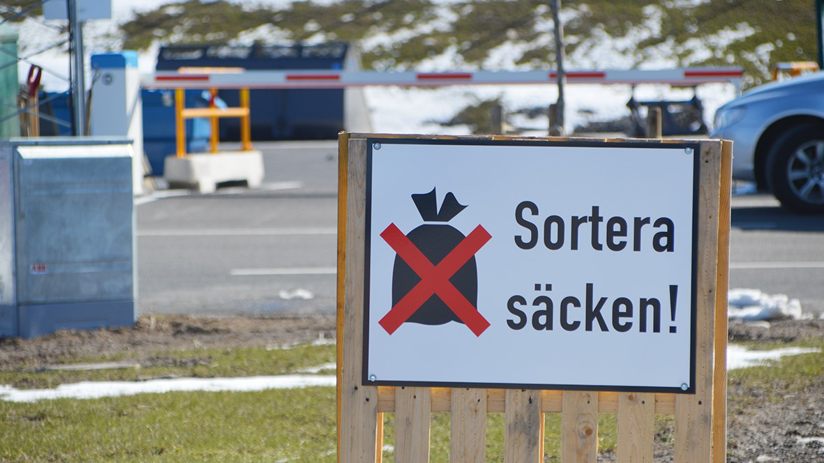 Skylt med text